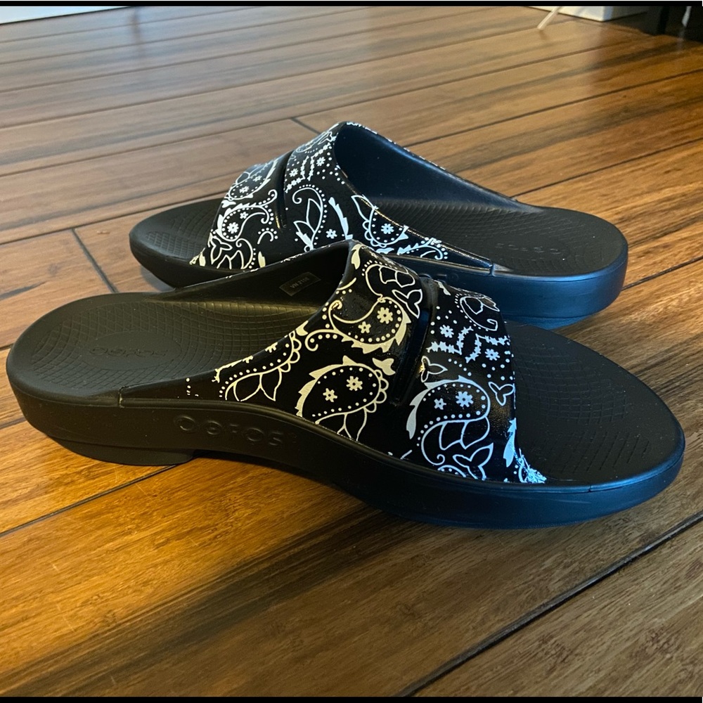 Like New Oofoos Slides